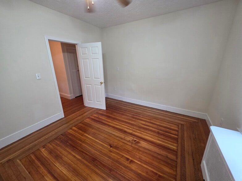 Building Photo - 1028 Fellsway