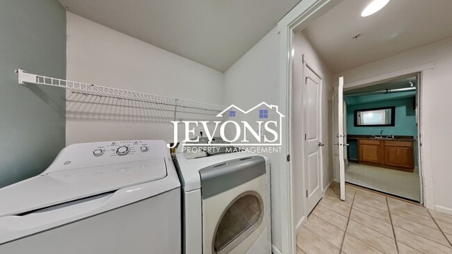 Building Photo - Experience this beautiful SeaTac single-family home with an equipped kitchen, high ceilings, near...