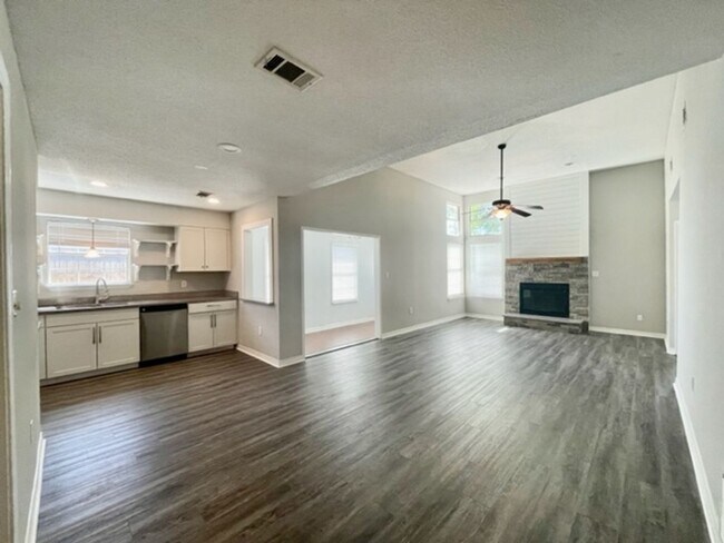 Building Photo - Nice 3 Bedroom Home For Rent!