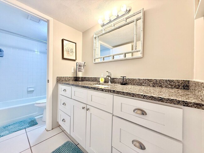 Building Photo - Coastal comfort awaits in this furnished 2Bedrooms / 2Baths condo in Daytona Beach!
