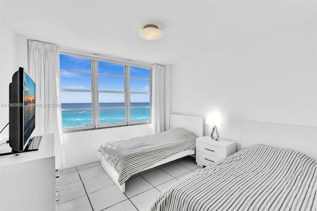 Building Photo - 5161 Collins Ave