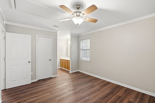 Building Photo - Renovated Ranch on a Quiet Cul-de-Sac with Vaulted Ceilings & Private Backyard