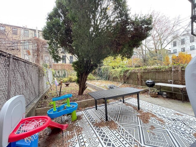 Building Photo - 505 Hicks St