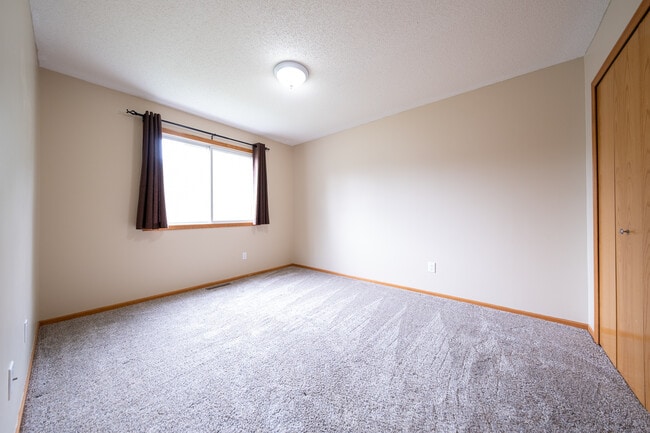 Building Photo - 2750 Mallard Dr