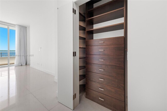 Building Photo - 808 Brickell Key Dr
