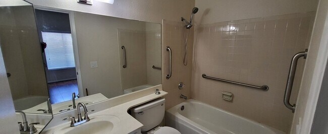Building Photo - 1ST FULL MONTHS RENT FREE!!! AFFORDABLE UNIT IN NORTH PHOENIX!!!