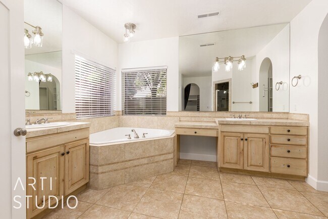 Building Photo - 4 Bedroom. 2/5 Bathroom Home in Meadow Val...