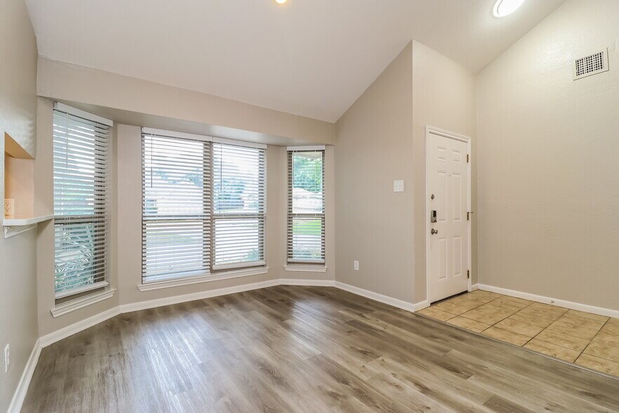 Building Photo - 107 Hollywood Dr