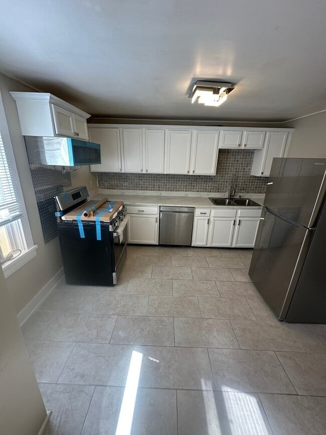 Building Photo - 554 W Station St