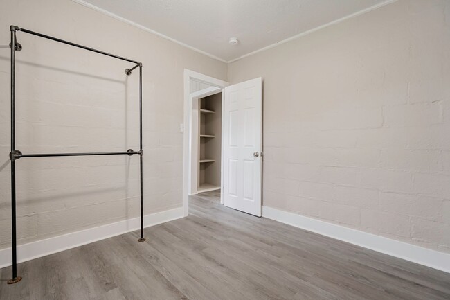 Building Photo - Charming Apartment Downtown Columbia - Hou...