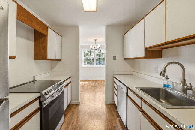 Building Photo - 889 Farmington Ave