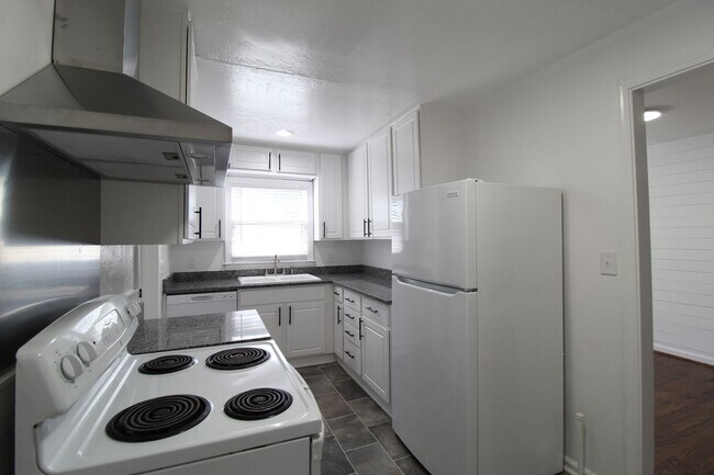 Building Photo - 2 Bedroom 1 Bath Home In Mission