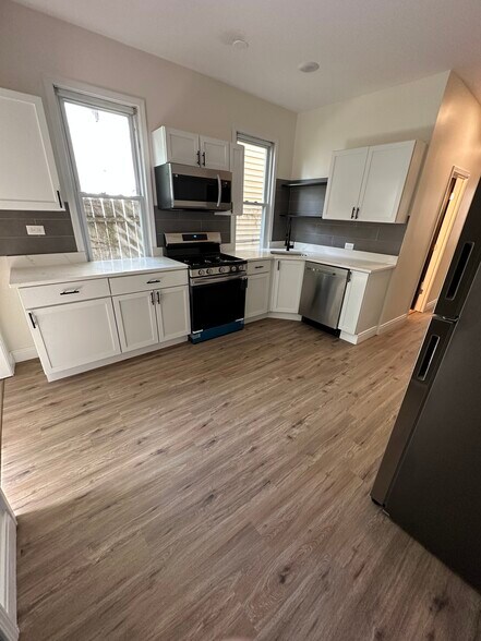 Building Photo - 2113 N Lorel Ave