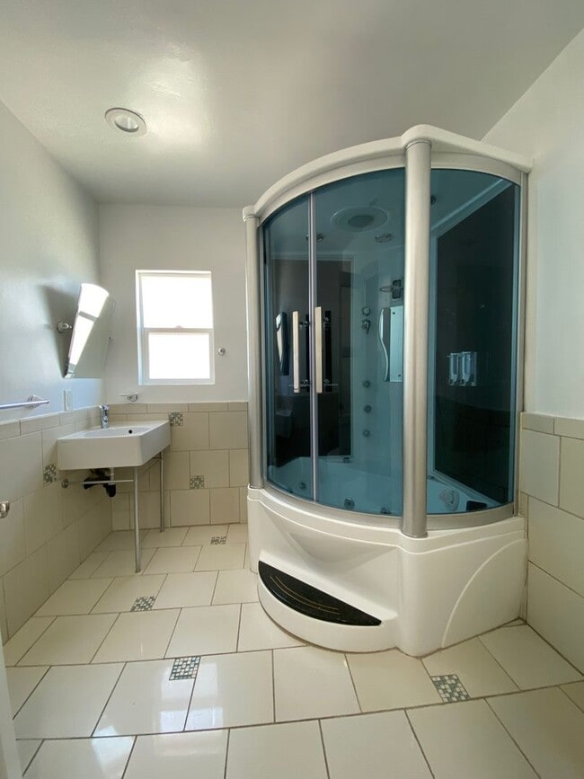 Building Photo - 2335 S Garth Ave