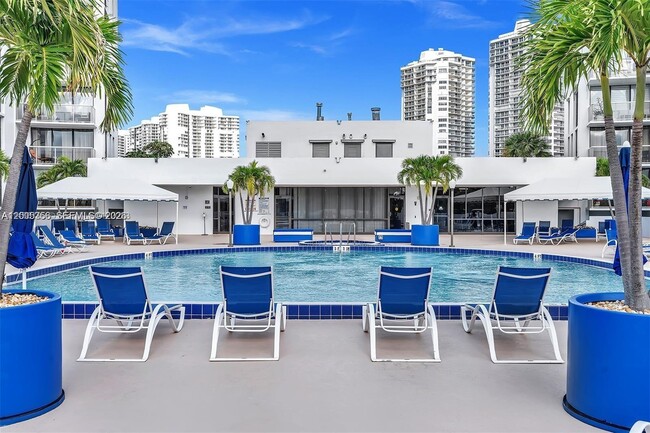 Building Photo - 3731 N Country Club Dr