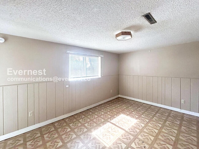 Building Photo - 1409 Laurette Dr