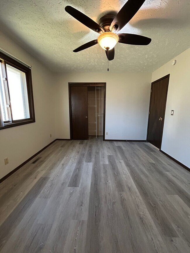 Building Photo - Spacious 3-Bedroom, 1-Bath Home with Garage & Basement in La Vista