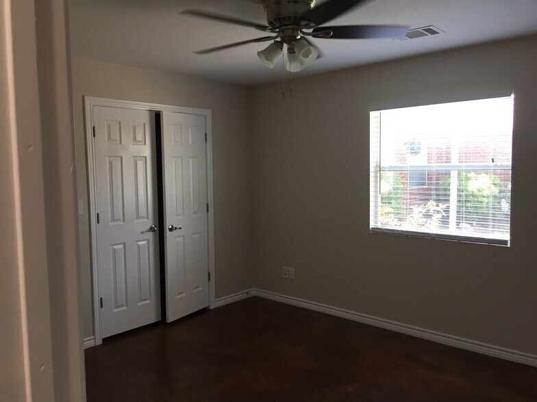 Building Photo - 2249 Ridgeview Dr