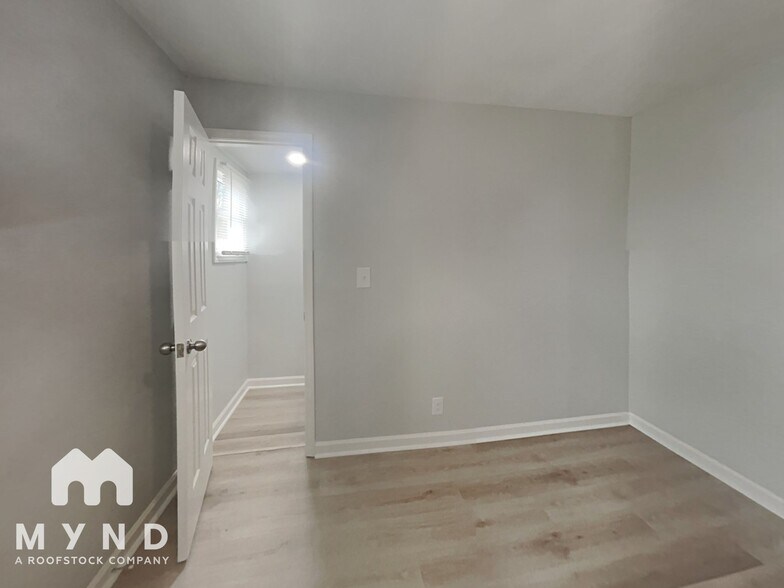 Building Photo - 900 Chalmers St