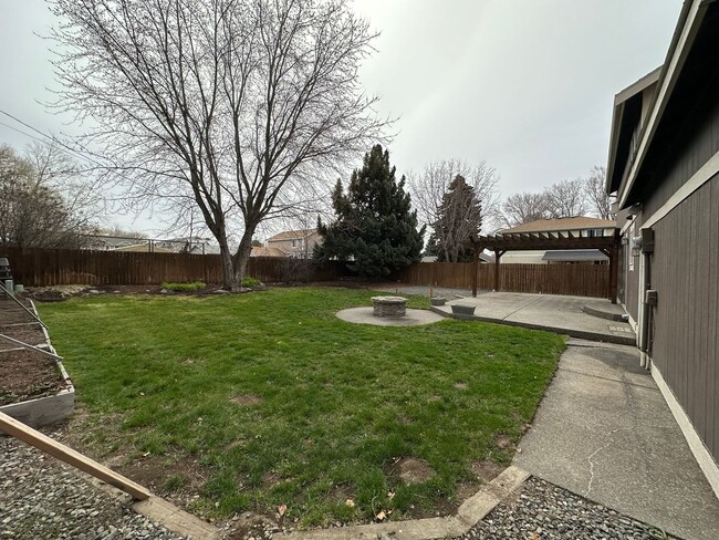 Building Photo - Beautiful 3 Bedroom Home with Custom Touches!