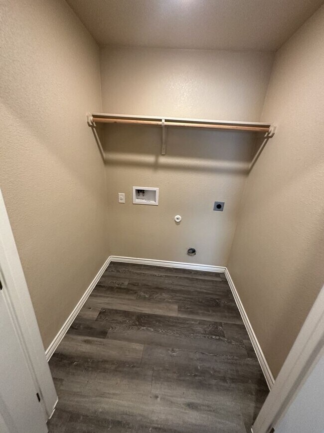 Building Photo - AVAILABLE NOW!