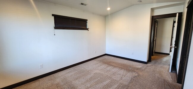 Building Photo - 1002 Rosa Way