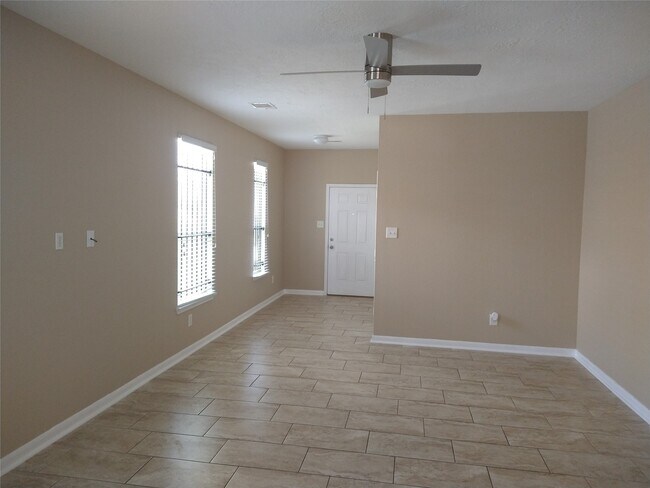 Building Photo - 811 Sweet Flower Dr