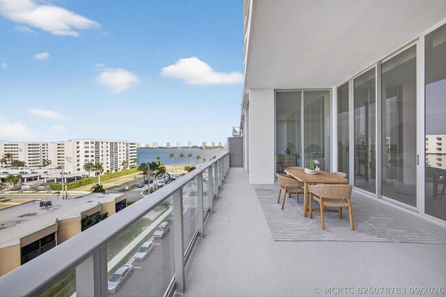 Building Photo - 220 Lake Shore Dr