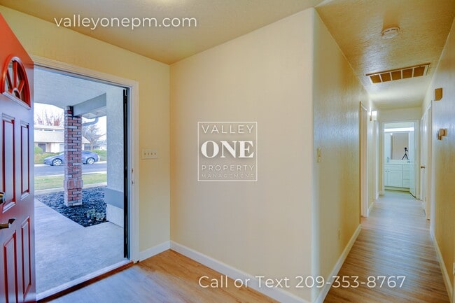 Building Photo - 2232 Ridgeway Dr