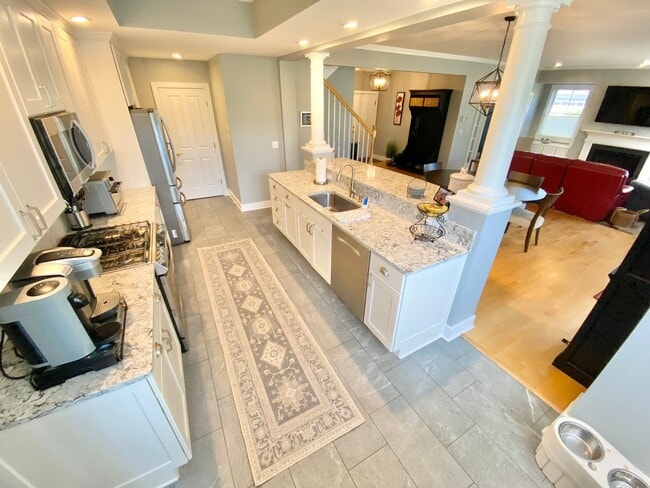 Building Photo - 3 Bedroom Home South Burlington Available ...