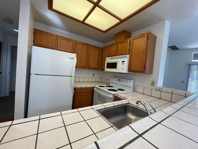 Building Photo - Private 2bd/1ba Condo with 1 car garage - Available Now!