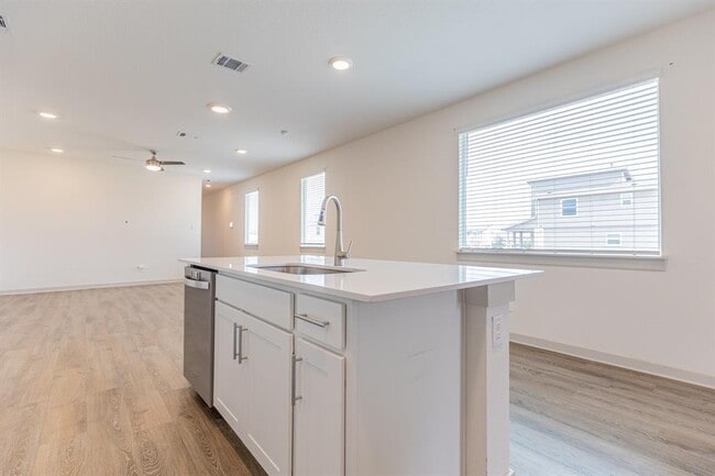 Building Photo - 305 Fairfax Ave