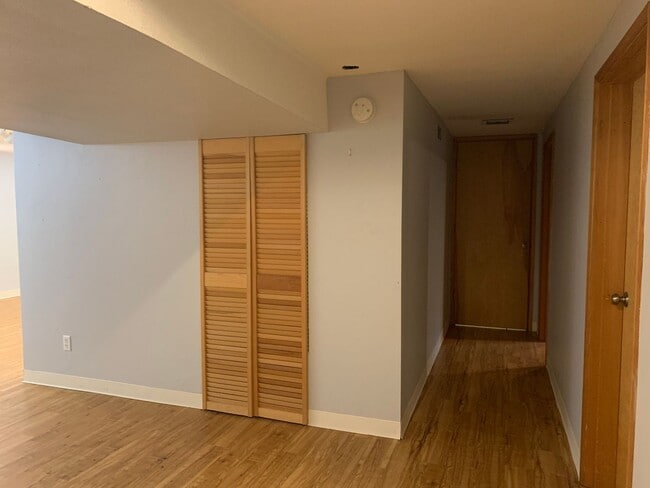 Building Photo - O1100-1106