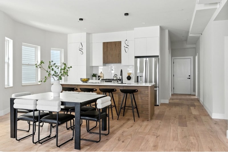 Building Photo - 34 Woodford St