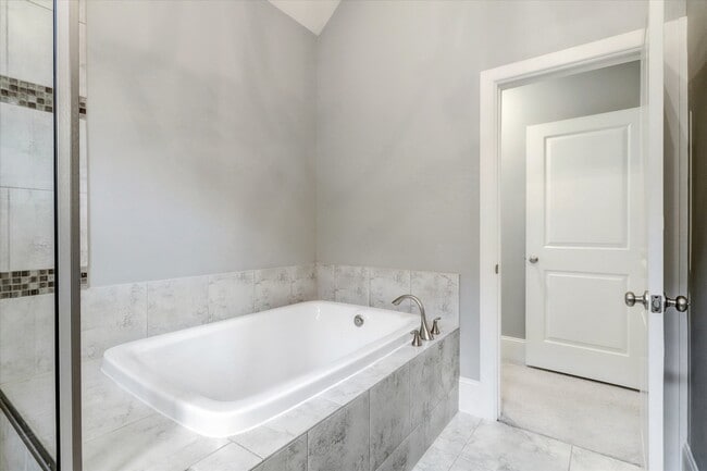 Building Photo - 704 N Shepherd Dr