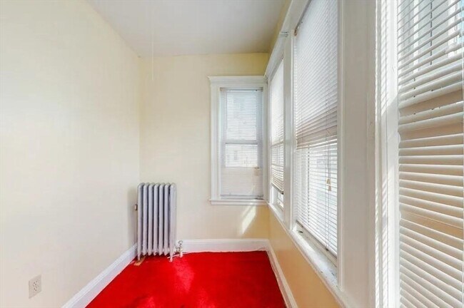 Building Photo - 15 Mora St