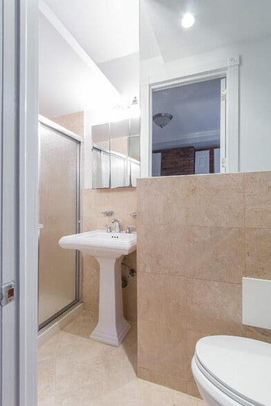 Building Photo - 529 E 6th St