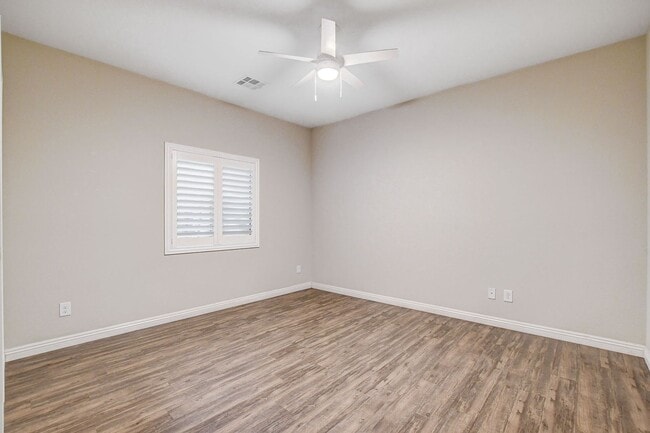 Building Photo - Spacious four bedroom in the Southwest