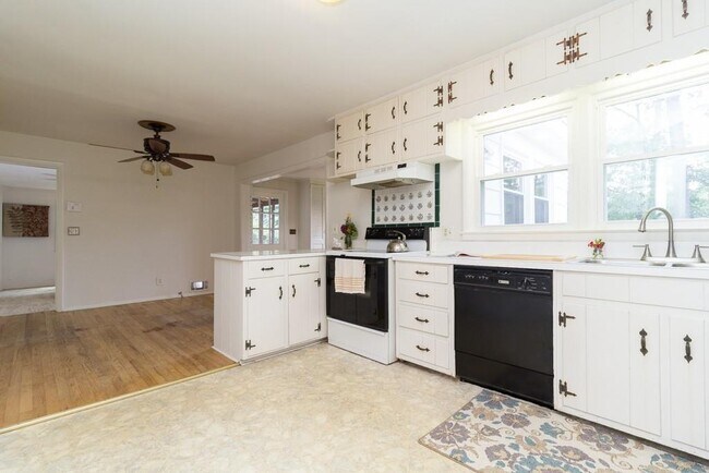 Building Photo - 2118 Allaire Ln NE
