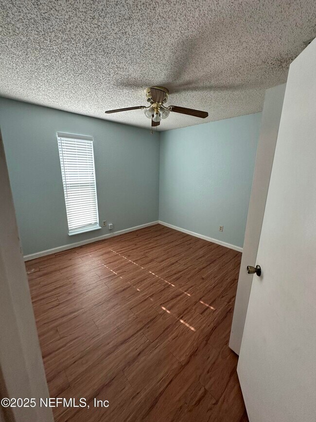 Building Photo - 1855 Alberta Ct N