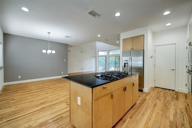 Building Photo - 2202 Bastrop St