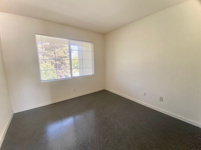 Building Photo - Lovely 3-bedroom Townhome for rent in Frem...