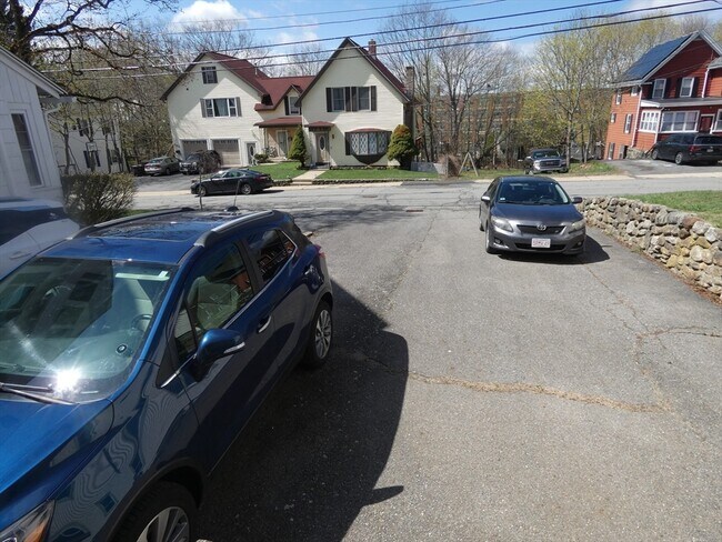 Building Photo - 98 Maple St