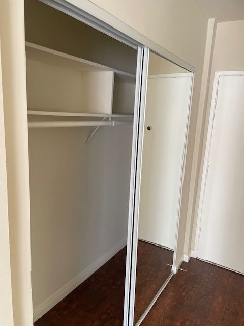 Building Photo - 516 S Alexandria Ave