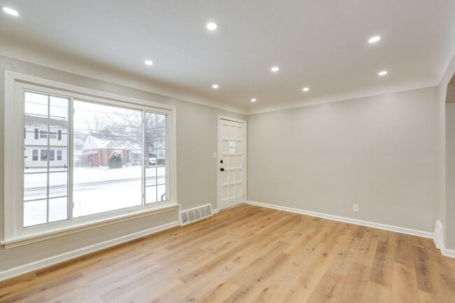 Building Photo - Welcome to a well-maintained 3-bedroom 1-bath home - Willowick, OH 44095