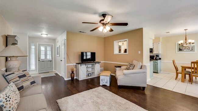 Building Photo - 617 Main St