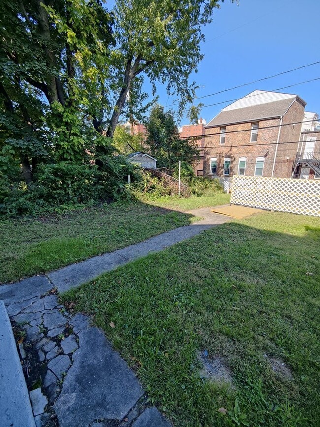 Building Photo - *Beautifully Updated & Spacious 6BD/1.5BA ...