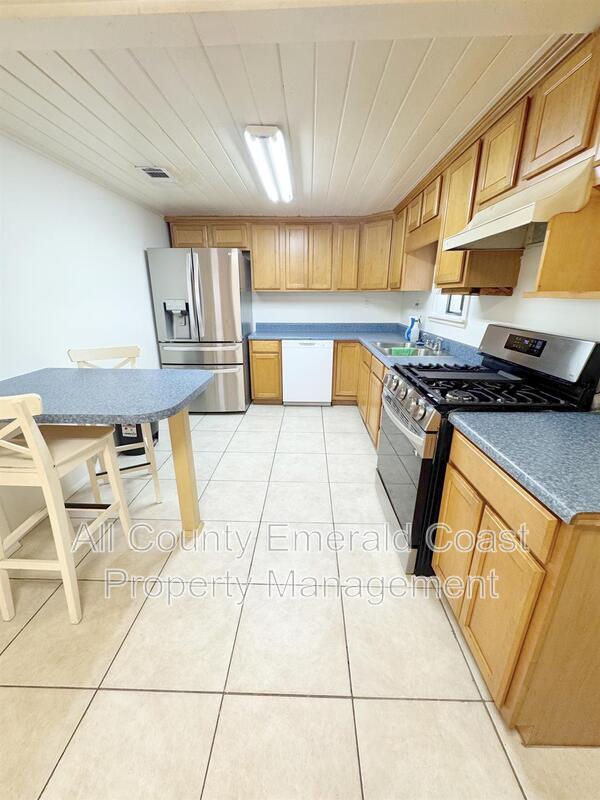 Building Photo - 733 Beach Dr