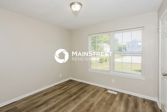Building Photo - 4 Bedroom Pet-Friendly Home in KANSAS CITY, MO with Main Street Renewal
