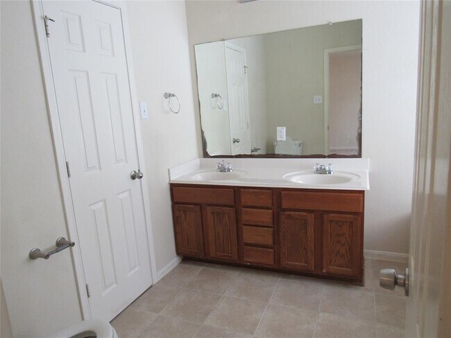 Building Photo - 6338 Applewood Forest Dr